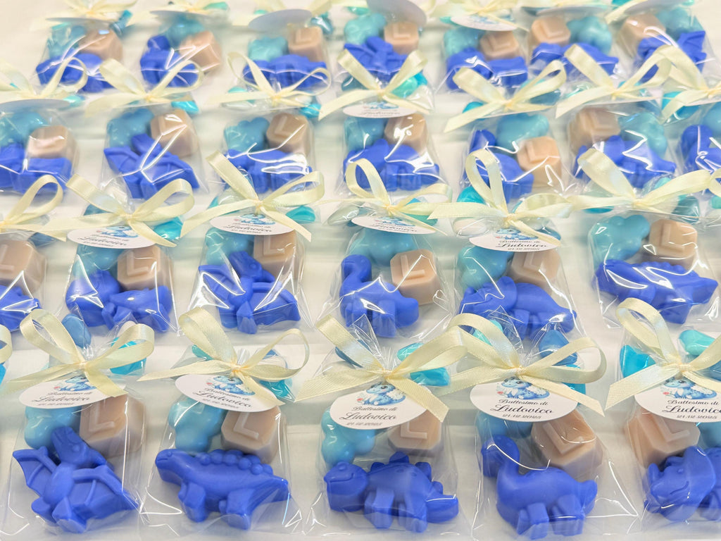 MIX di 3 SAPONETTE "DINOSAURO + LETTERA + NUVOLETTA" con sacchetto trasparente, 5 Confetti cuoricino e tag personalizzato