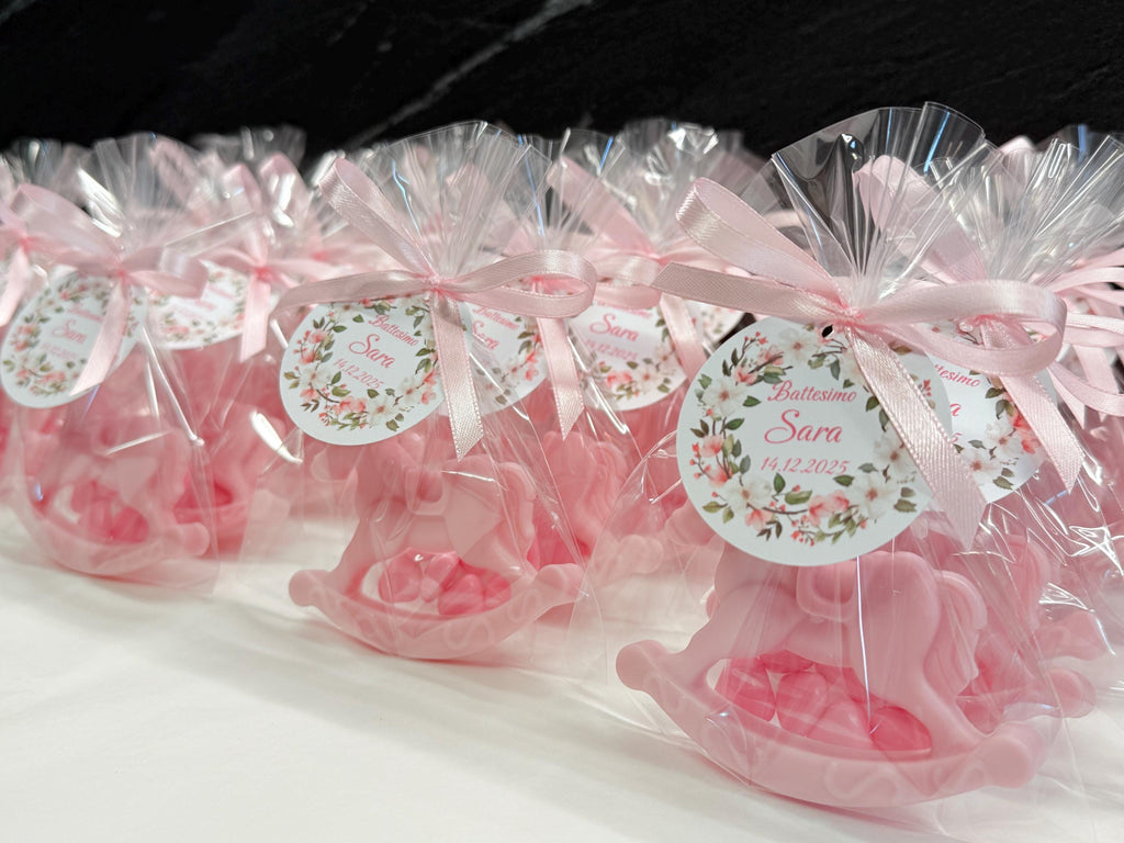 SAVON CHEVAL à BASCULE avec 7 dragées cœur, sachet transparent et étiquette personnalisée