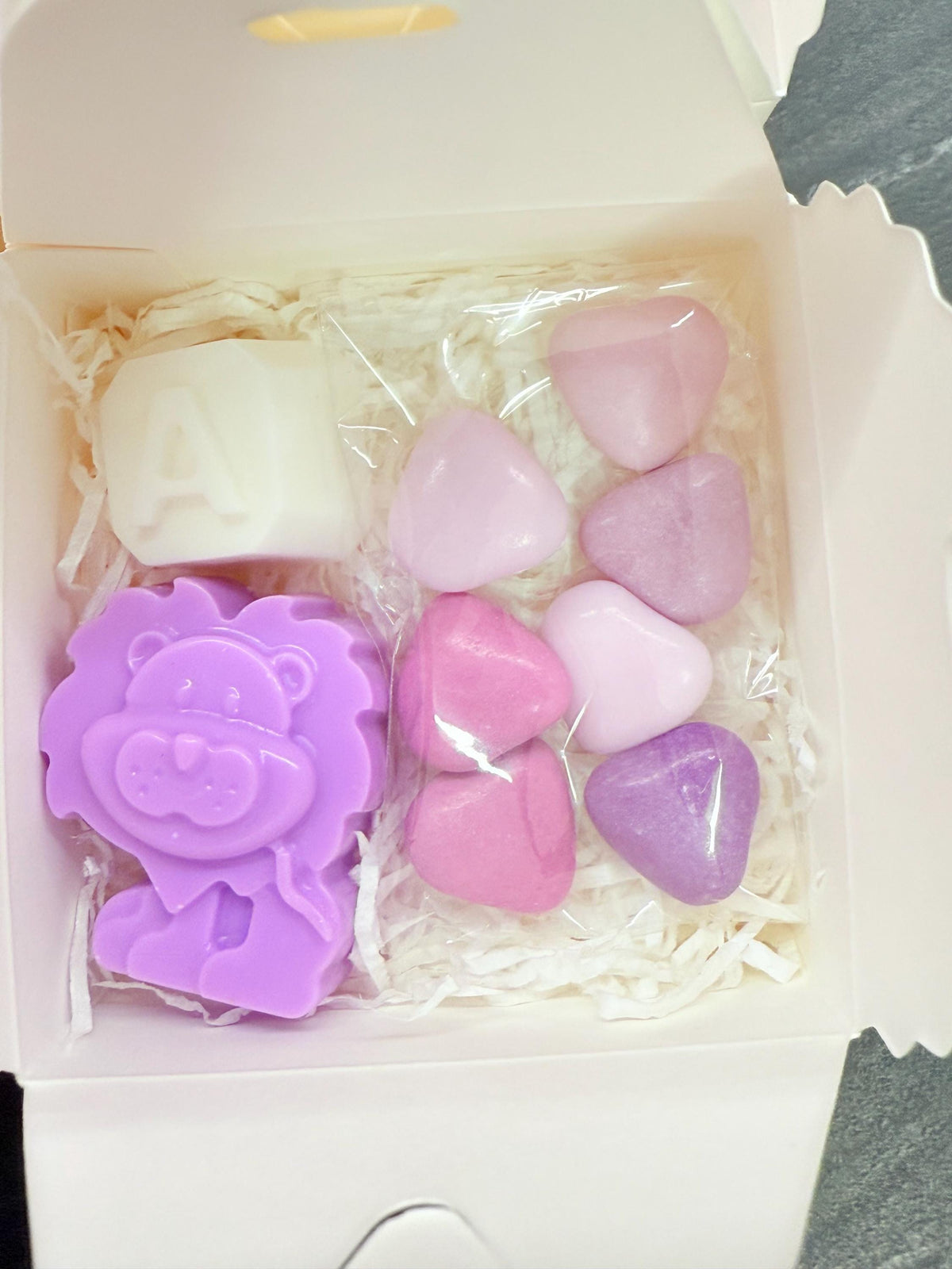 SAPONE "ANIMALETTI + LETTERA" con scatola, 7 Confetti cuoricino e tag personalizzato