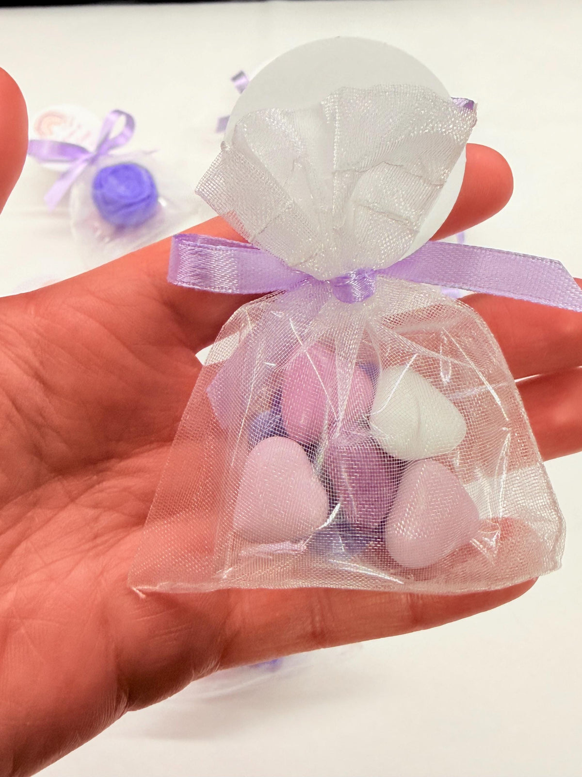 SAPONE MIX "PICCOLI FIORI" con sacchetto di organza, 5 confetti cuoricino e tag personalizzato