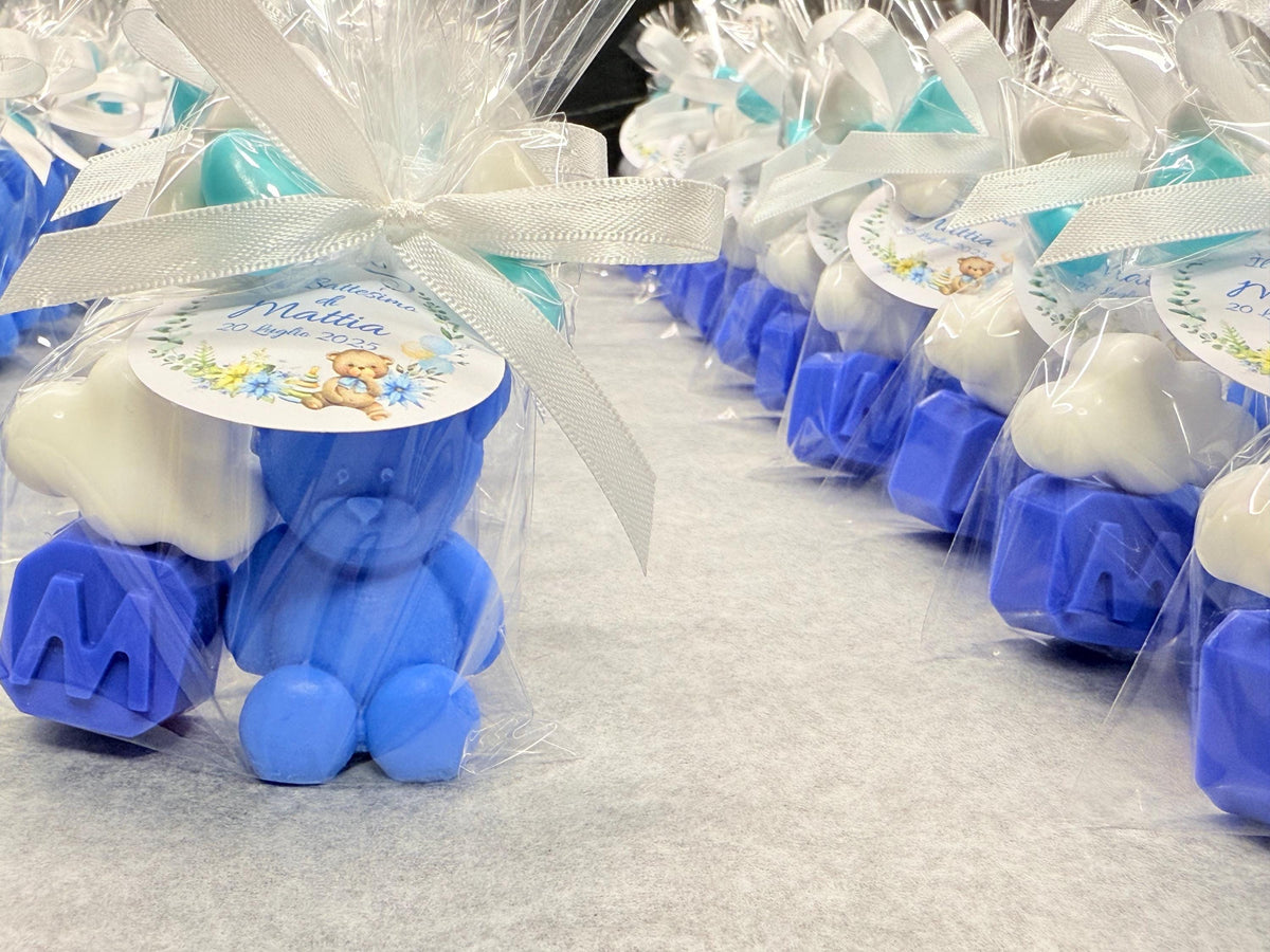 SAPONE "ORSETTO + LETTERA + NUVOLETTA" con Sacchetto Trasparente, 5 Confetti Cuoricino e Tag Personalizzato