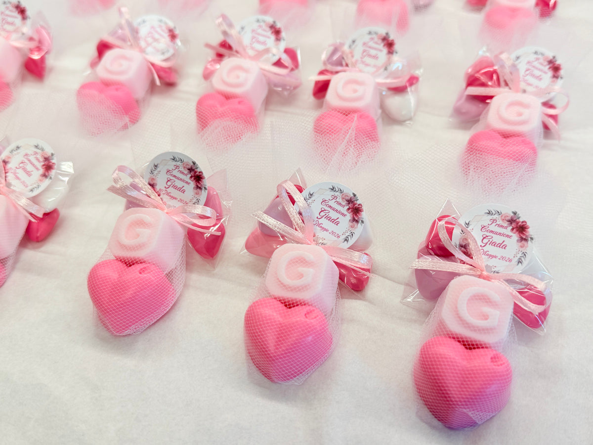 Sapone "CUORICINO + LETTERA" con Tulle, 5 Confetti Cuoricino e Tag Personalizzato
