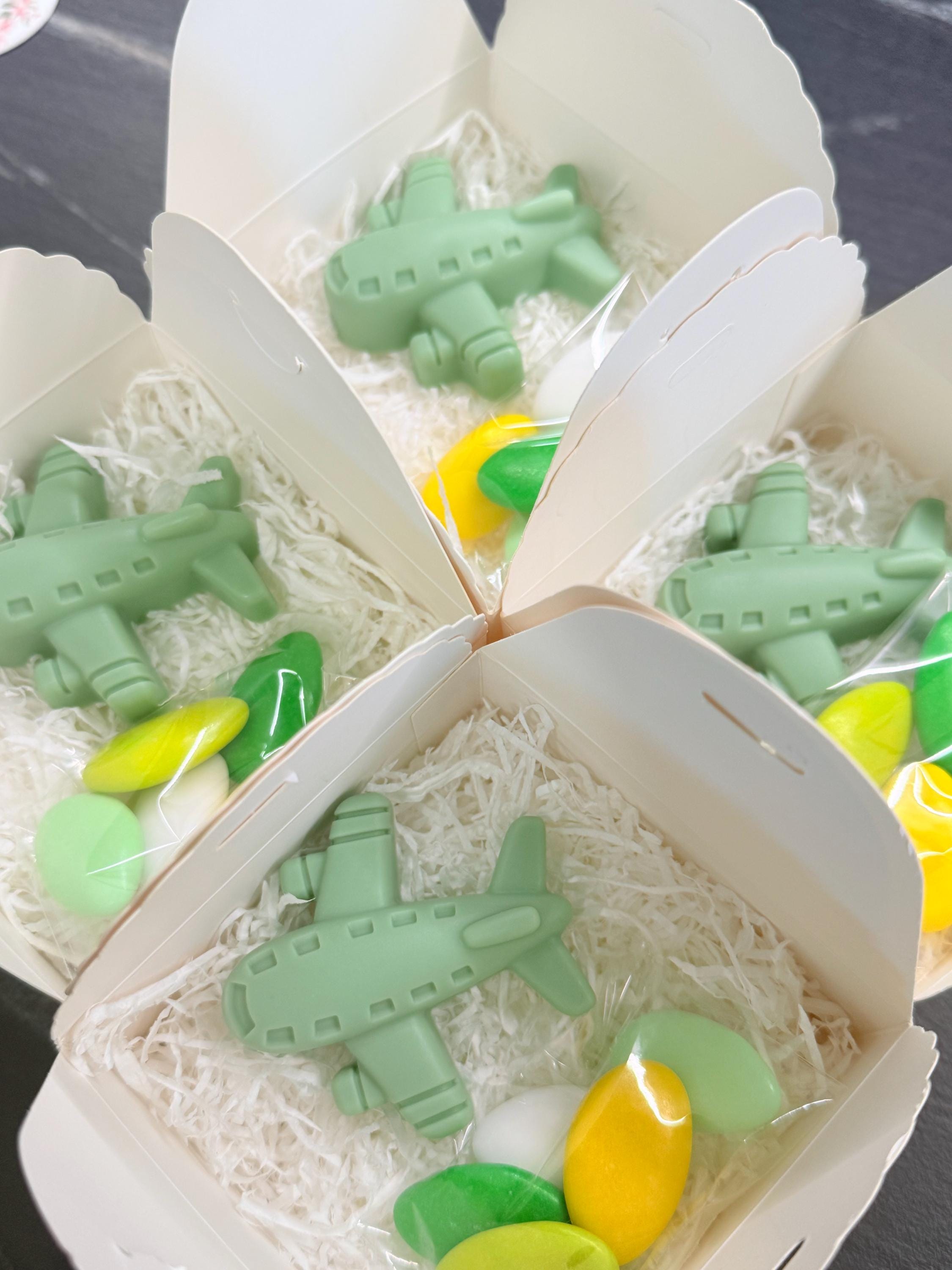 SAVON Avion avec boîte, dragées et étiquette personnalisée /cadeaux de baptême/baby shower/naissance/anniversaire enfants/communion/confirmation