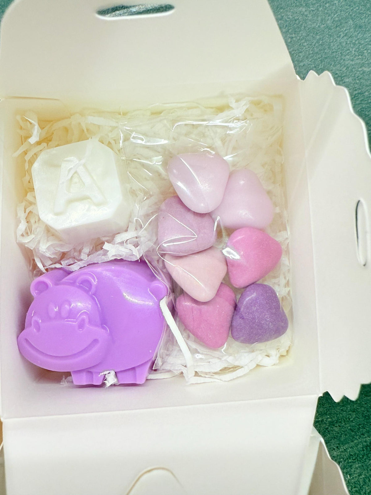 SAPONE "ANIMALETTI + LETTERA" con scatola, 7 Confetti cuoricino e tag personalizzato