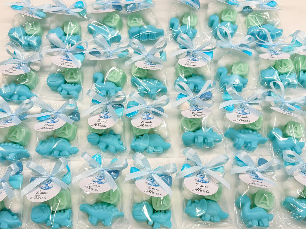 MIX di 3 SAPONETTE "DINOSAURO + LETTERA + NUVOLETTA" con sacchetto trasparente, 5 Confetti cuoricino e tag personalizzato