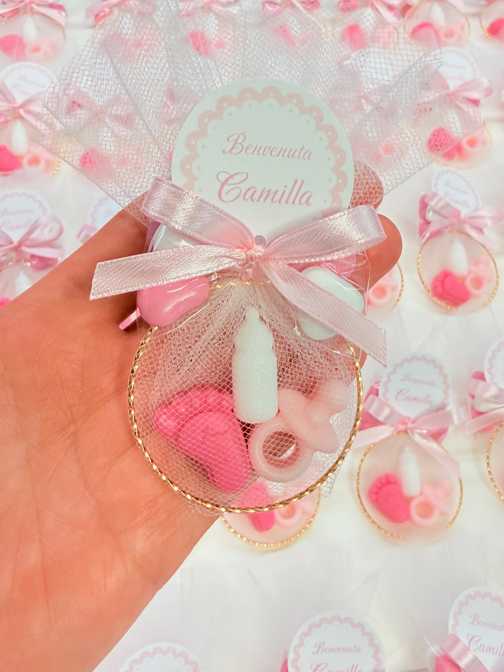 Mini savon "NAISSANCE" avec cercle, 5 dragées cœur, tulle et étiquette personnalisée