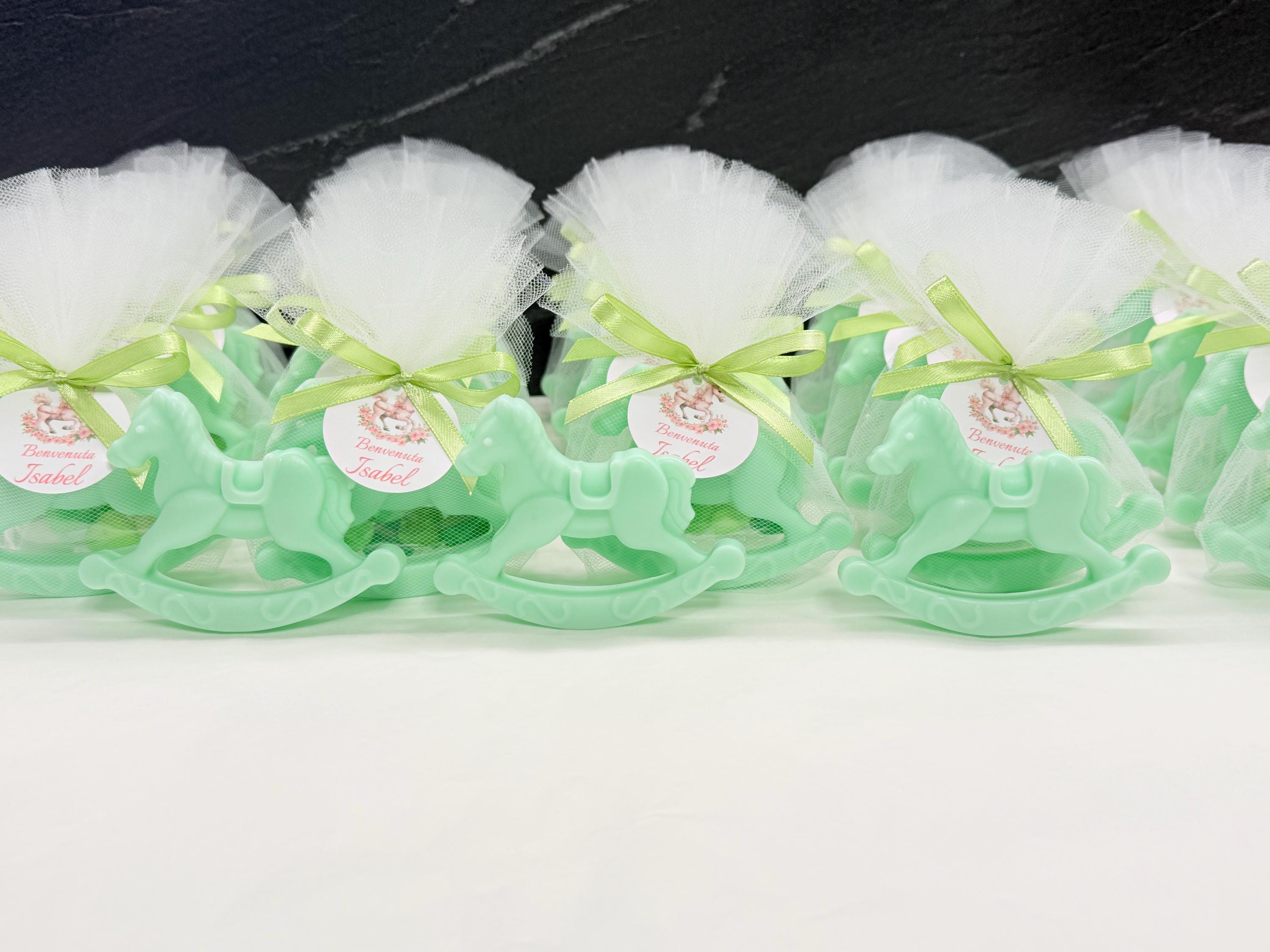 SAVON "CHEVAL À BASCULE" avec 7 dragées cœur, tulle et étiquette personnalisée