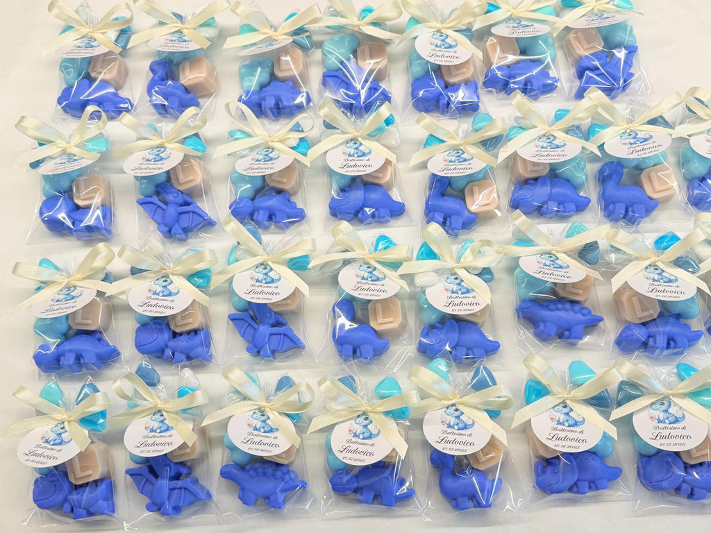MIX di 3 SAPONETTE "DINOSAURO + LETTERA + NUVOLETTA" con sacchetto trasparente, 5 Confetti cuoricino e tag personalizzato