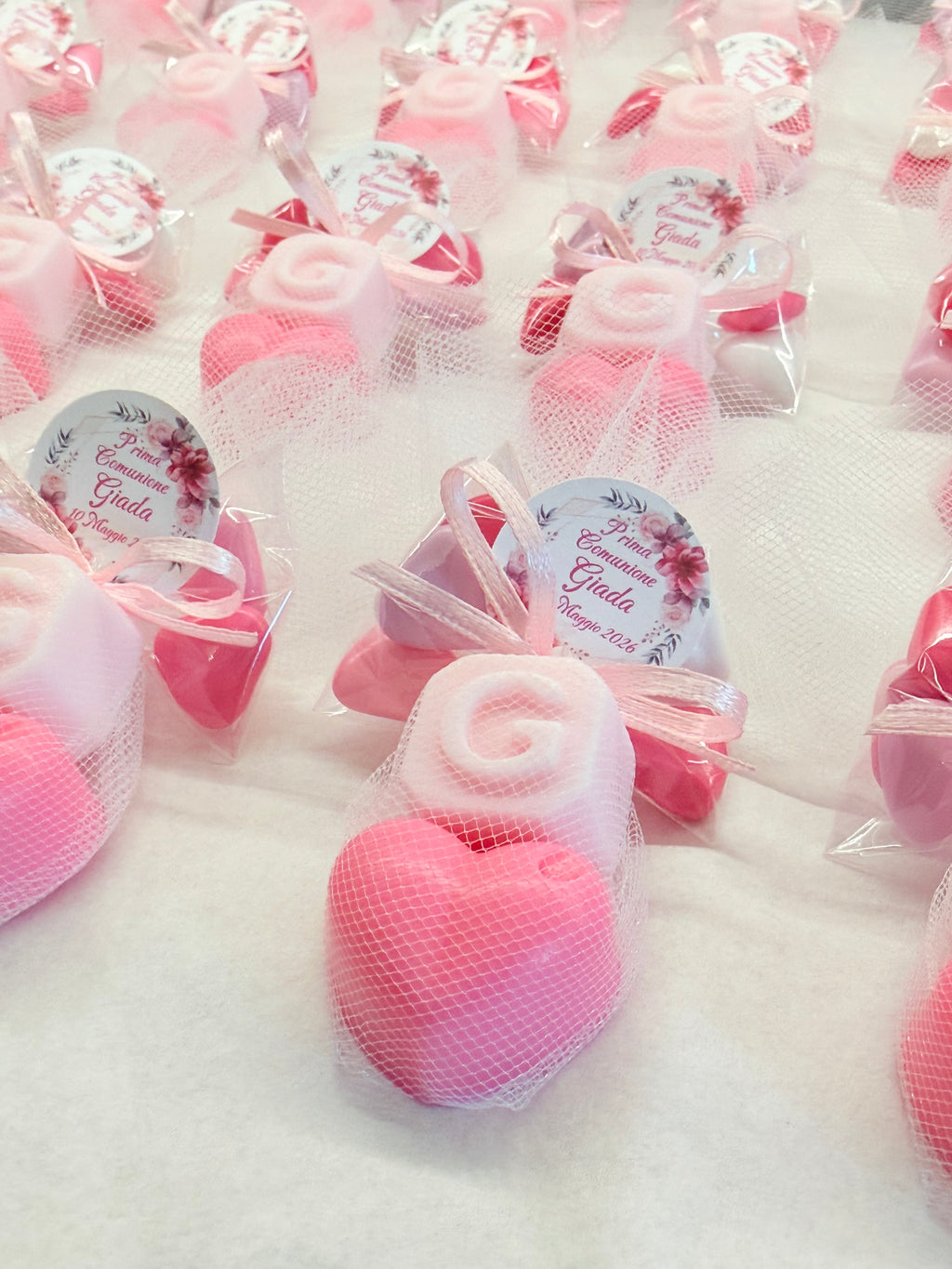 Sapone "CUORICINO + LETTERA" con Tulle, 5 Confetti Cuoricino e Tag Personalizzato