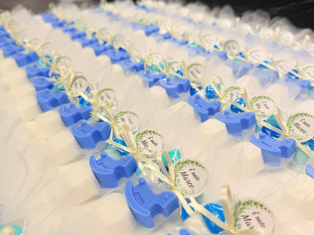 MINI SAVON "CHEVAL À BASCULE + LETTRE" avec tulle, 5 dragées cœur et étiquette personnalisée