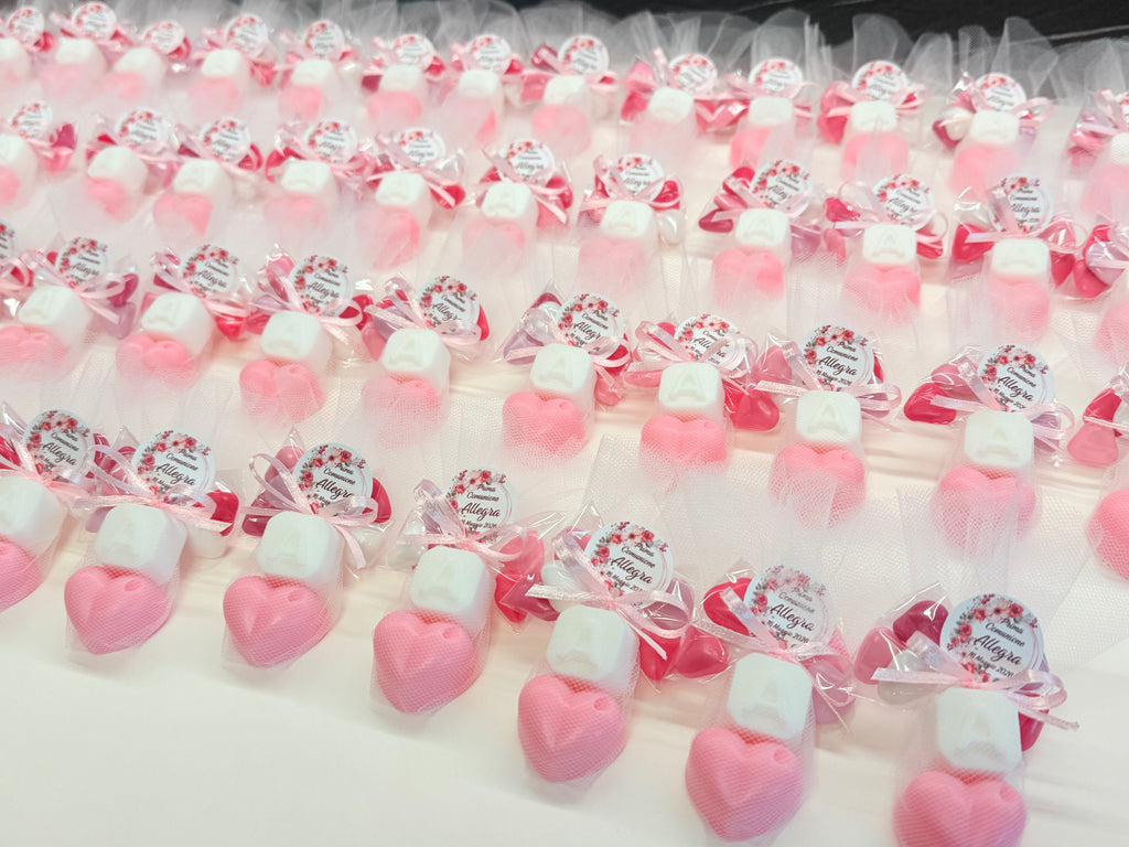 Sapone "CUORICINO + LETTERA" con Tulle, 5 Confetti Cuoricino e Tag Personalizzato