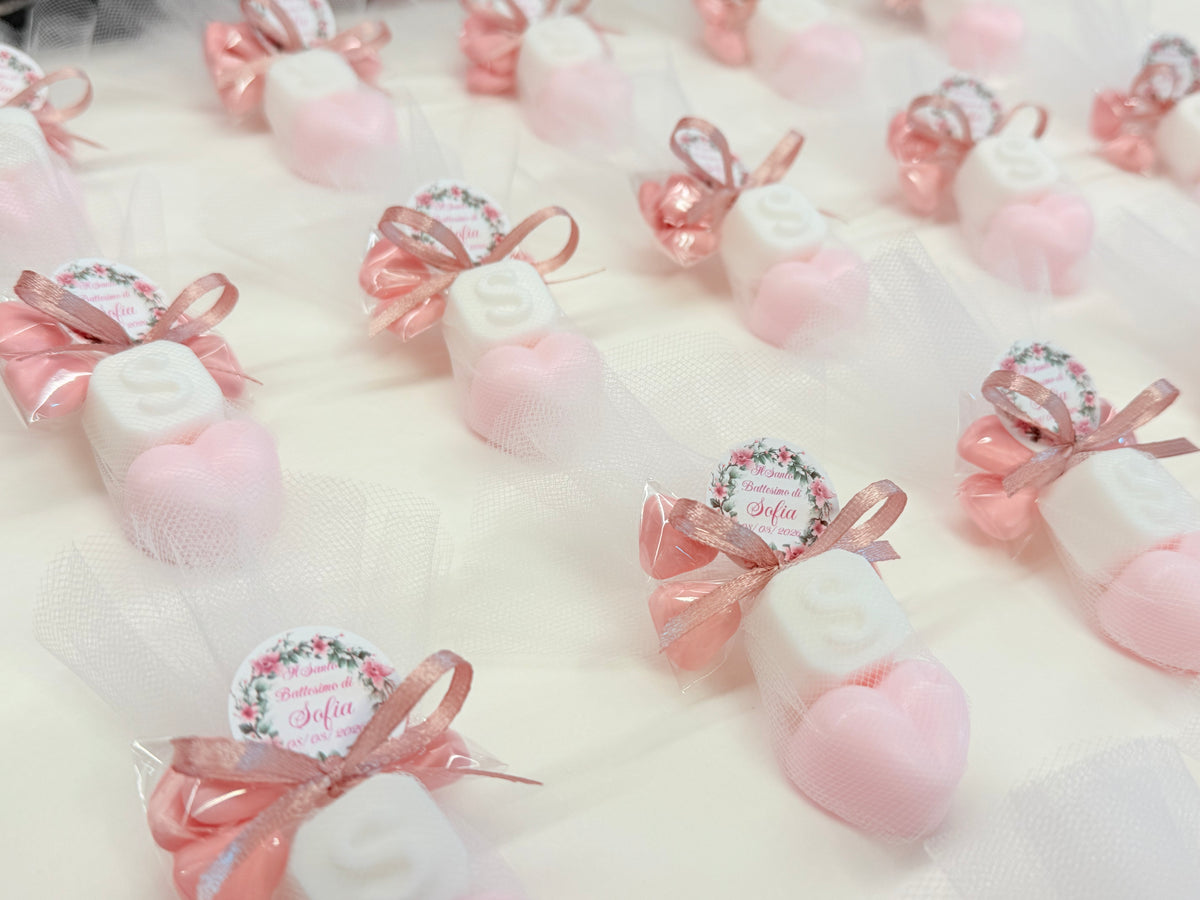 Sapone "CUORICINO + LETTERA" con Tulle, 5 Confetti Cuoricino e Tag Personalizzato