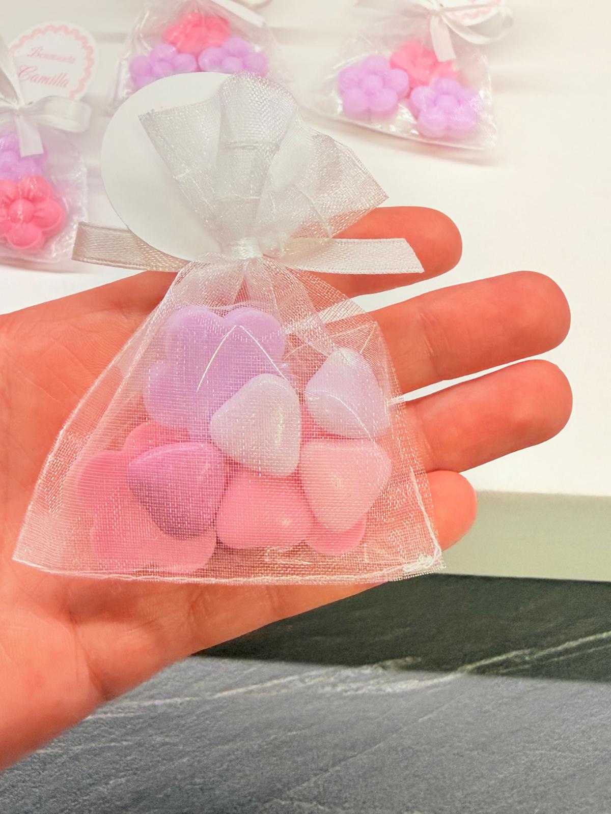 SAPONE "TRIS DI FIORELLINI" con sacchetto di organza e 5 confetti cuoricino