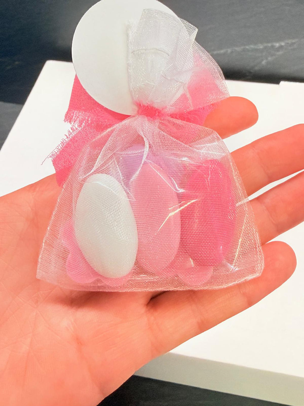 SAPONE "TRIS DI FIORELLINI" con sacchetto di organza, 3 Confetti al Cioccolato e Nastro Chiffon