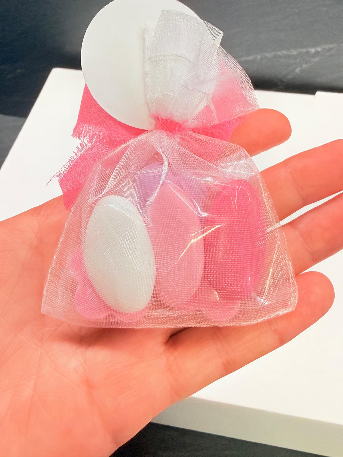 SAPONE "TRIS DI FIORELLINI" con sacchetto di organza, 3 Confetti al Cioccolato e Nastro Chiffon