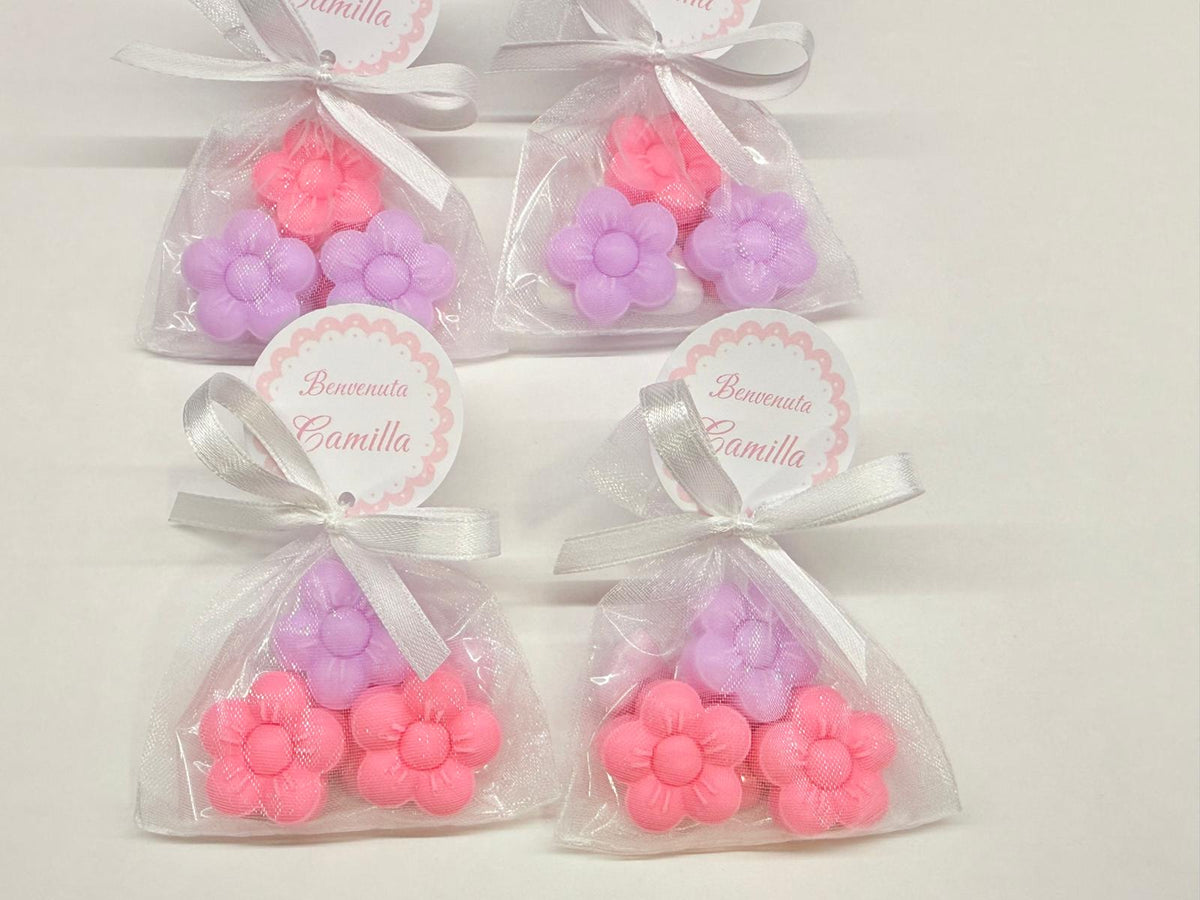 SAPONE "TRIS DI FIORELLINI" con sacchetto di organza e 5 confetti cuoricino