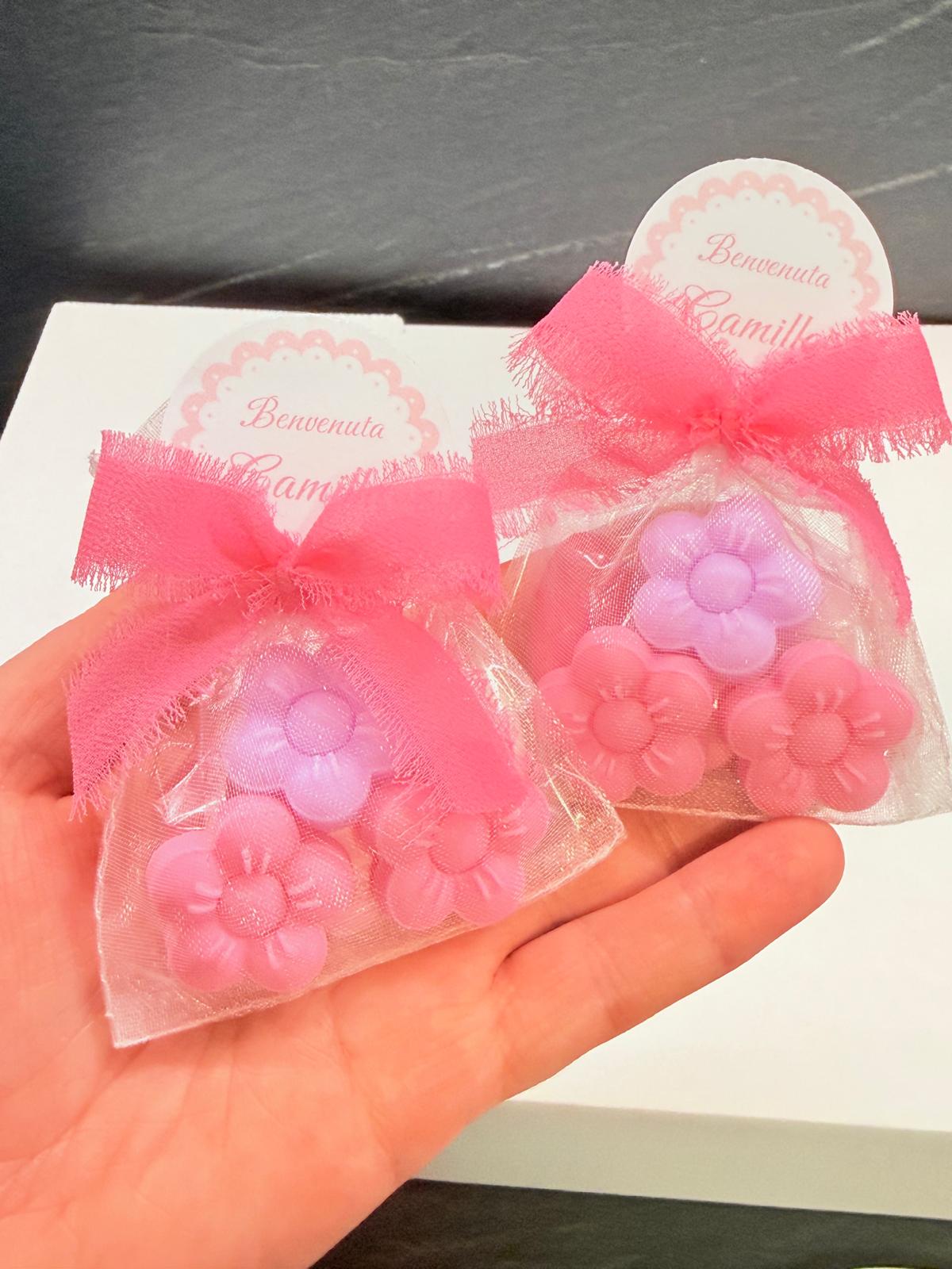 SAPONE "TRIS DI FIORELLINI" con sacchetto di organza, 3 Confetti al Cioccolato e Nastro Chiffon