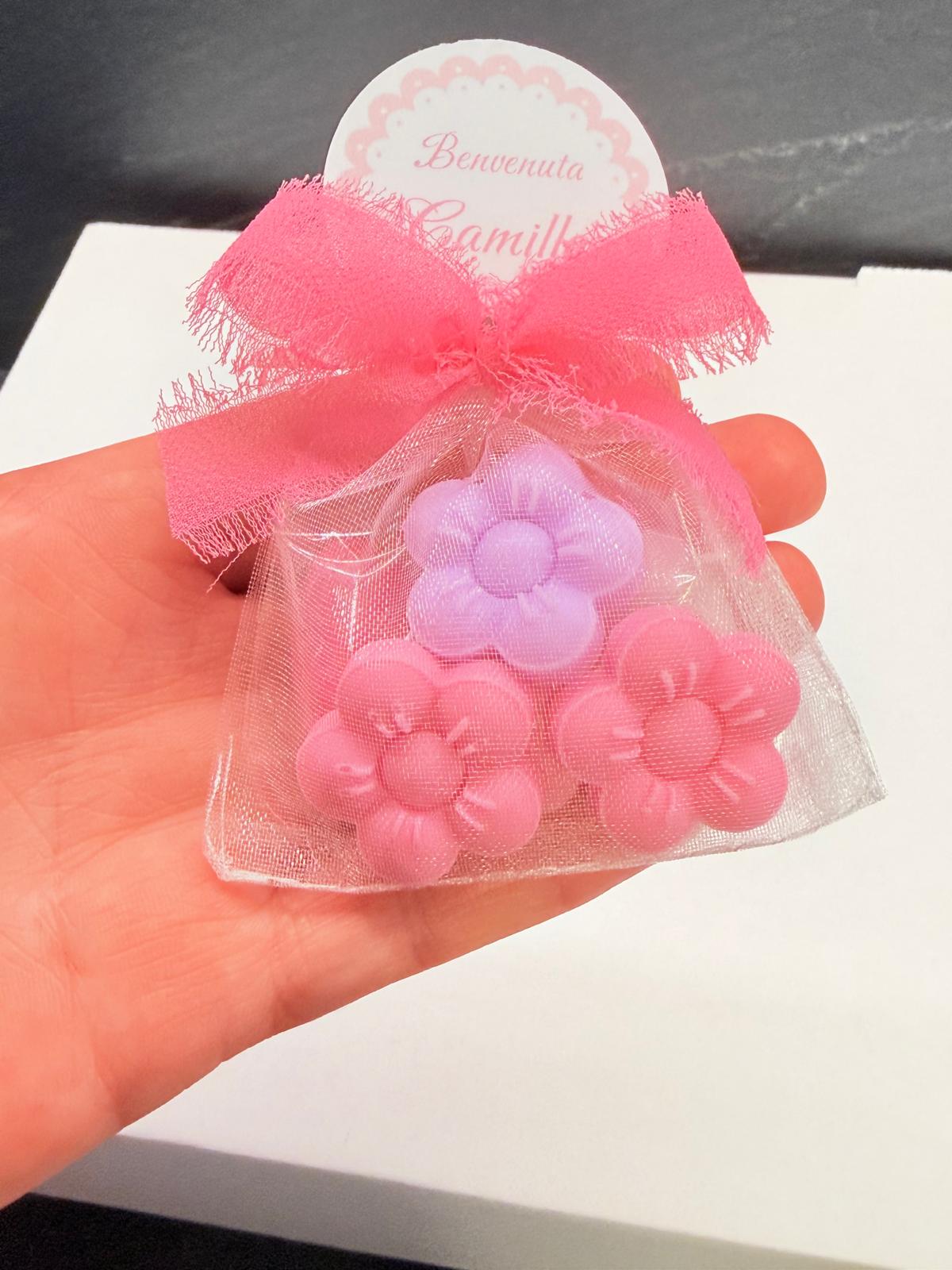 SAPONE "TRIS DI FIORELLINI" con sacchetto di organza, 3 Confetti al Cioccolato e Nastro Chiffon