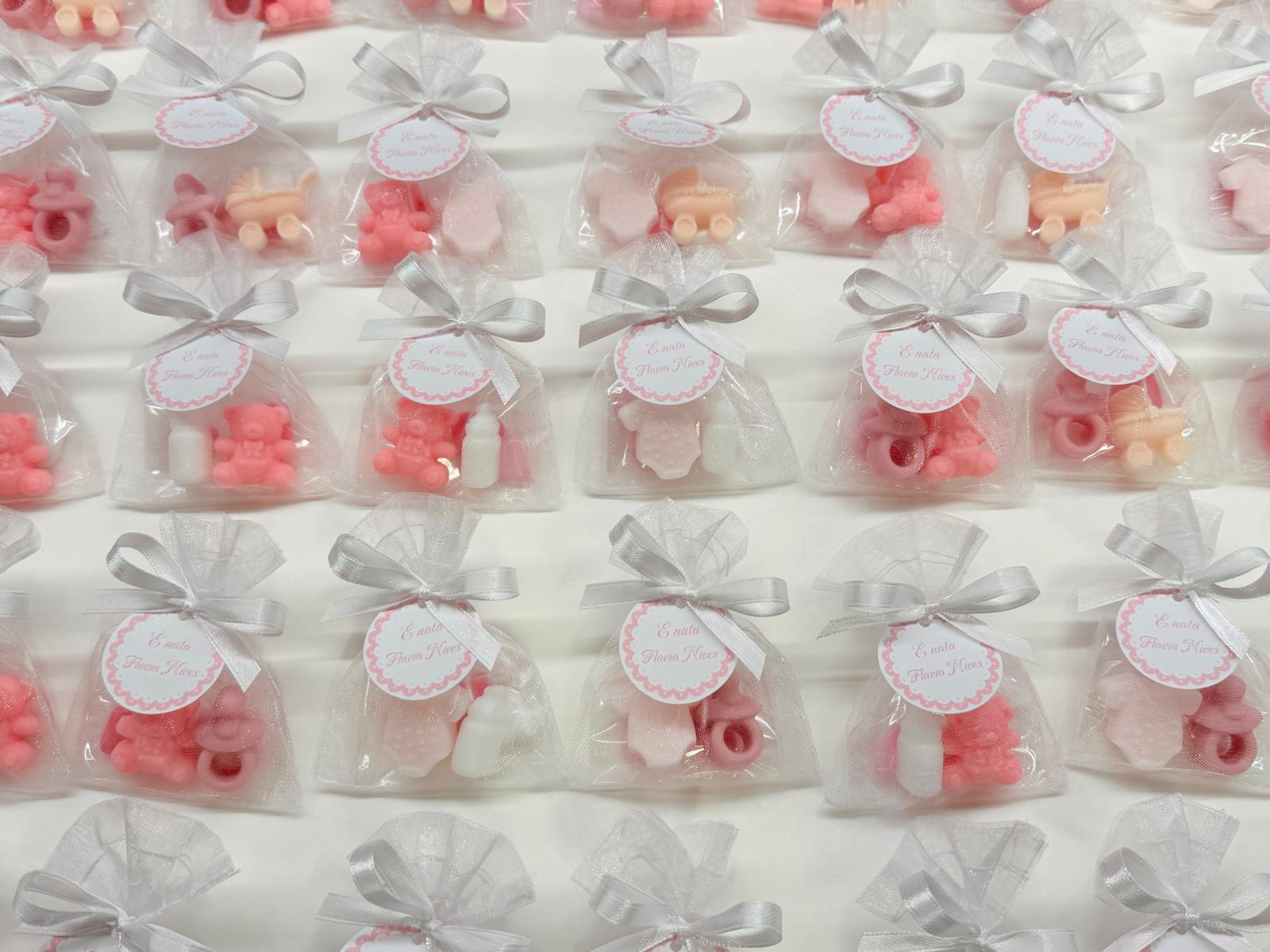 Mini Sapone NASCITA con sacchetto di organza, 3 confetti cuoricino e tag personalizzato/nascita/piedino/ciuccio/confetti