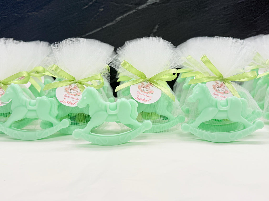SAVON "CHEVAL À BASCULE" avec 7 dragées cœur, tulle et étiquette personnalisée