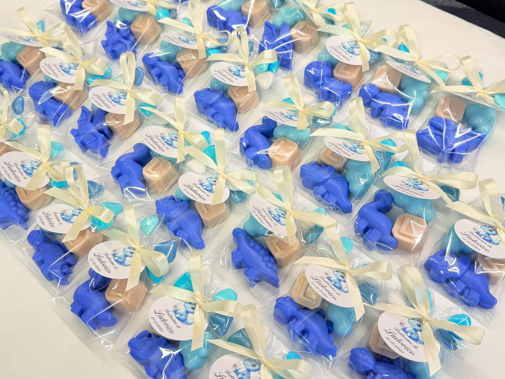 MIX di 3 SAPONETTE "DINOSAURO + LETTERA + NUVOLETTA" con sacchetto trasparente, 5 Confetti cuoricino e tag personalizzato