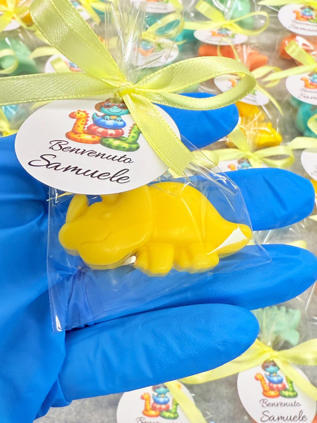 Bomboniera sapone dinosauro con sacchetto trasparente e tag personalizzato battesimo nascita compleanno bimbi TatiArt