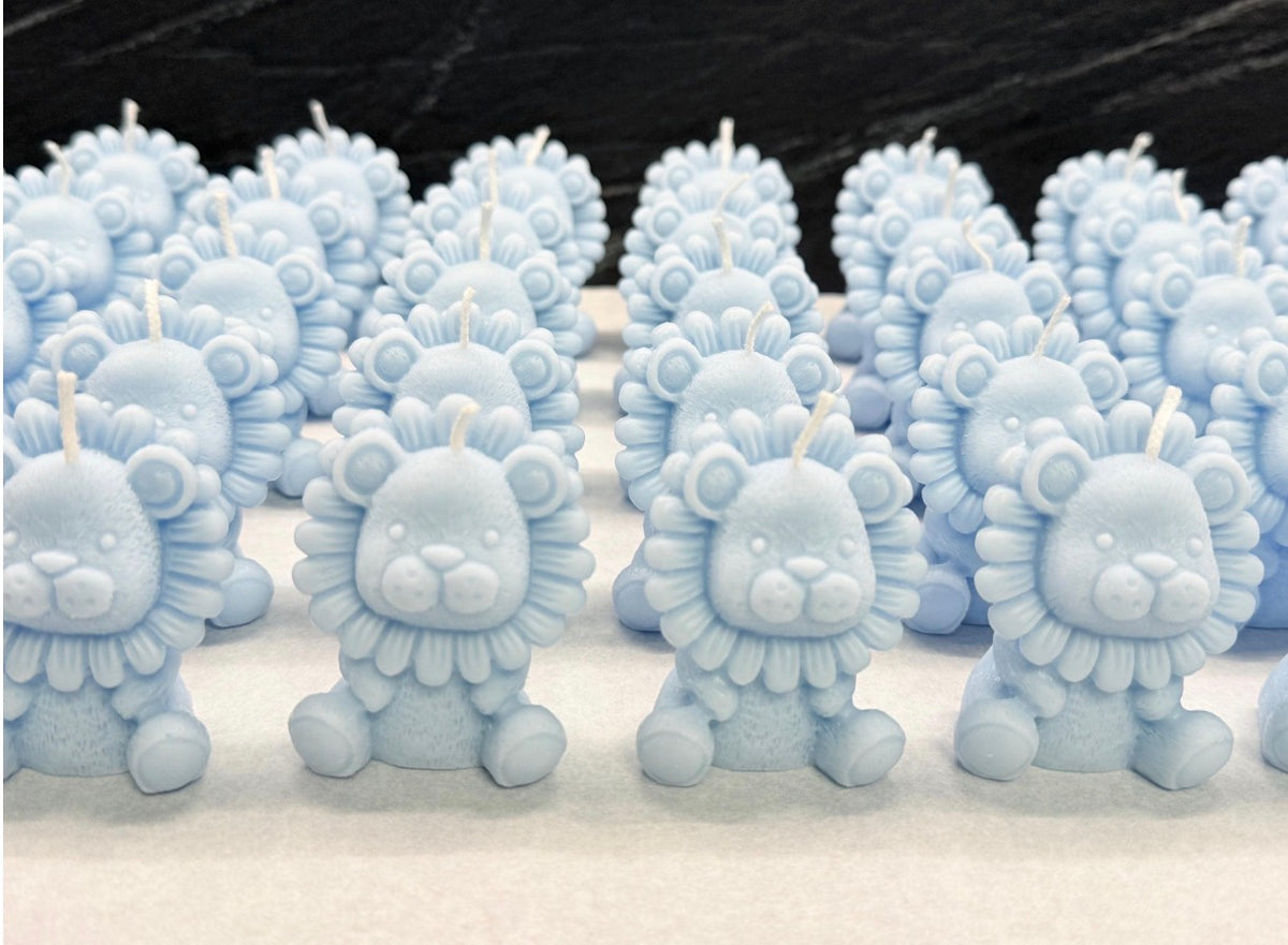 Candela leoncino inodore light blue in cera di soia – bomboniera per battesimo e nascita