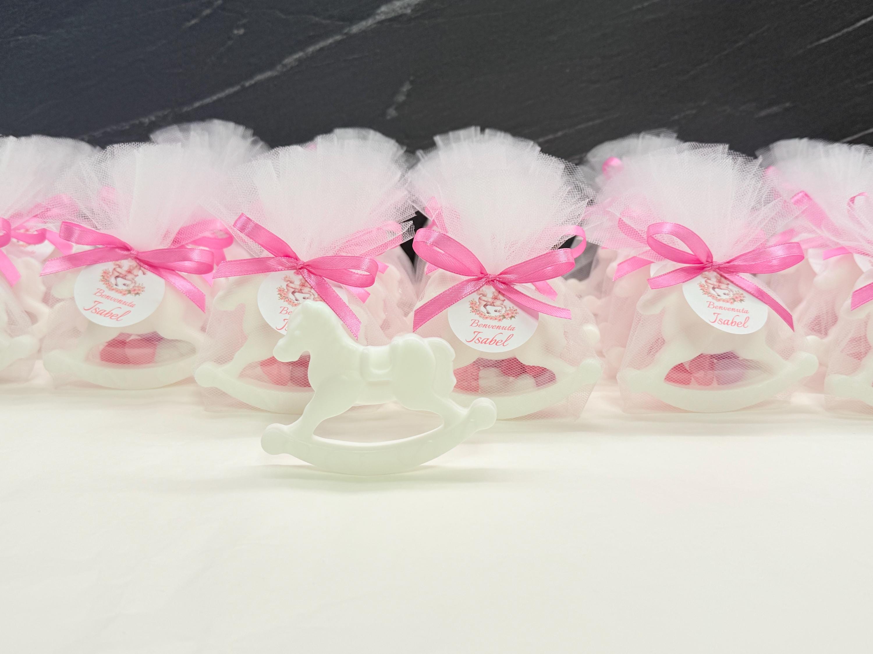 SAVON "CHEVAL À BASCULE" avec 7 dragées cœur, tulle et étiquette personnalisée