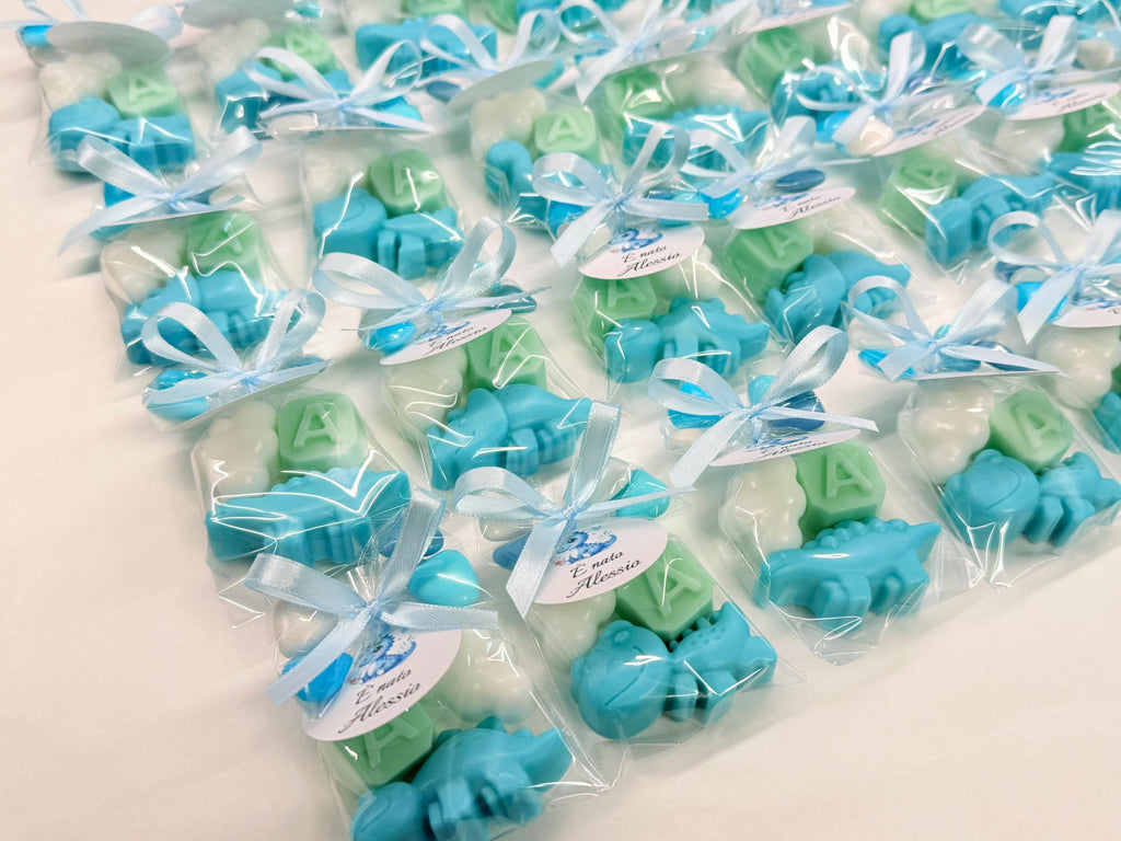 MIX di 3 SAPONETTE "DINOSAURO + LETTERA + NUVOLETTA" con sacchetto trasparente, 5 Confetti cuoricino e tag personalizzato