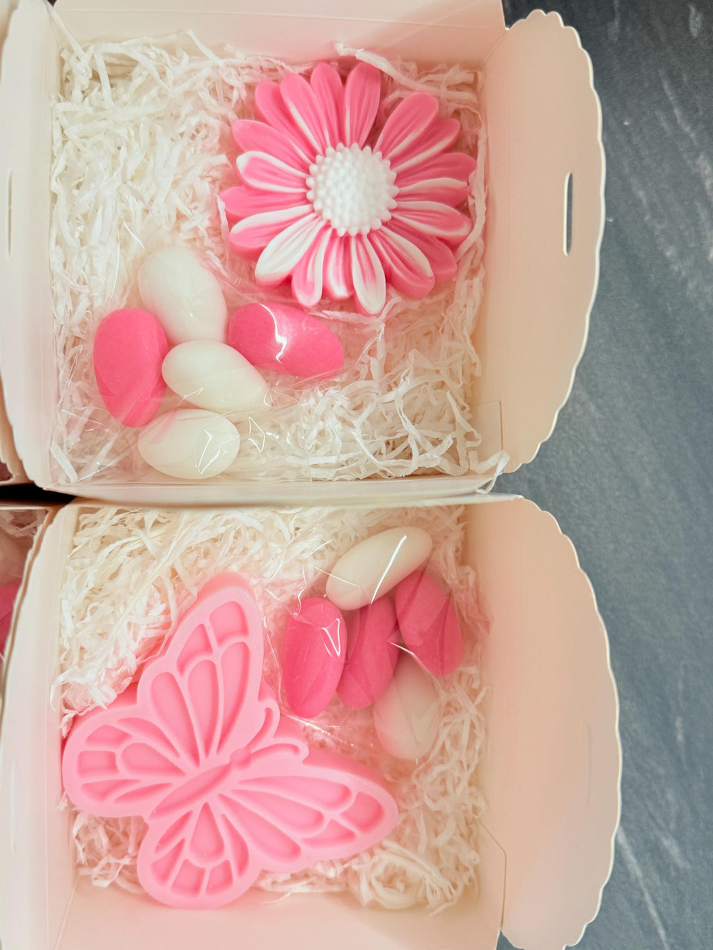 Mix “SAPONE FARFALLA ORIGAMI e MARGHERITA” con scatola, confetti e tag personalizzato