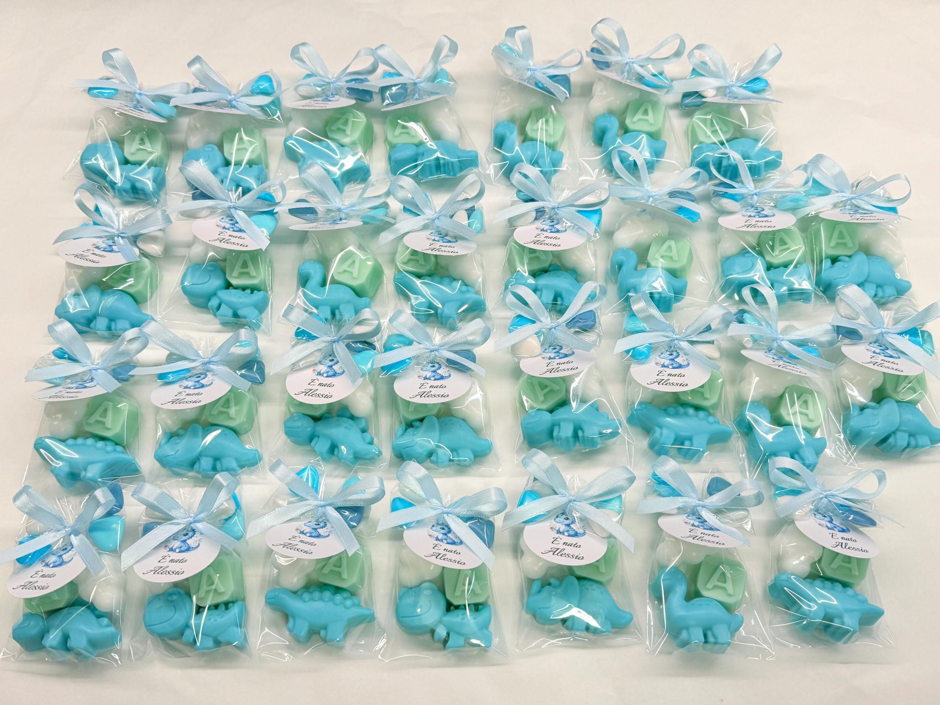 MIX di 3 SAPONETTE "DINOSAURO + LETTERA + NUVOLETTA" con sacchetto trasparente, 5 Confetti cuoricino e tag personalizzato