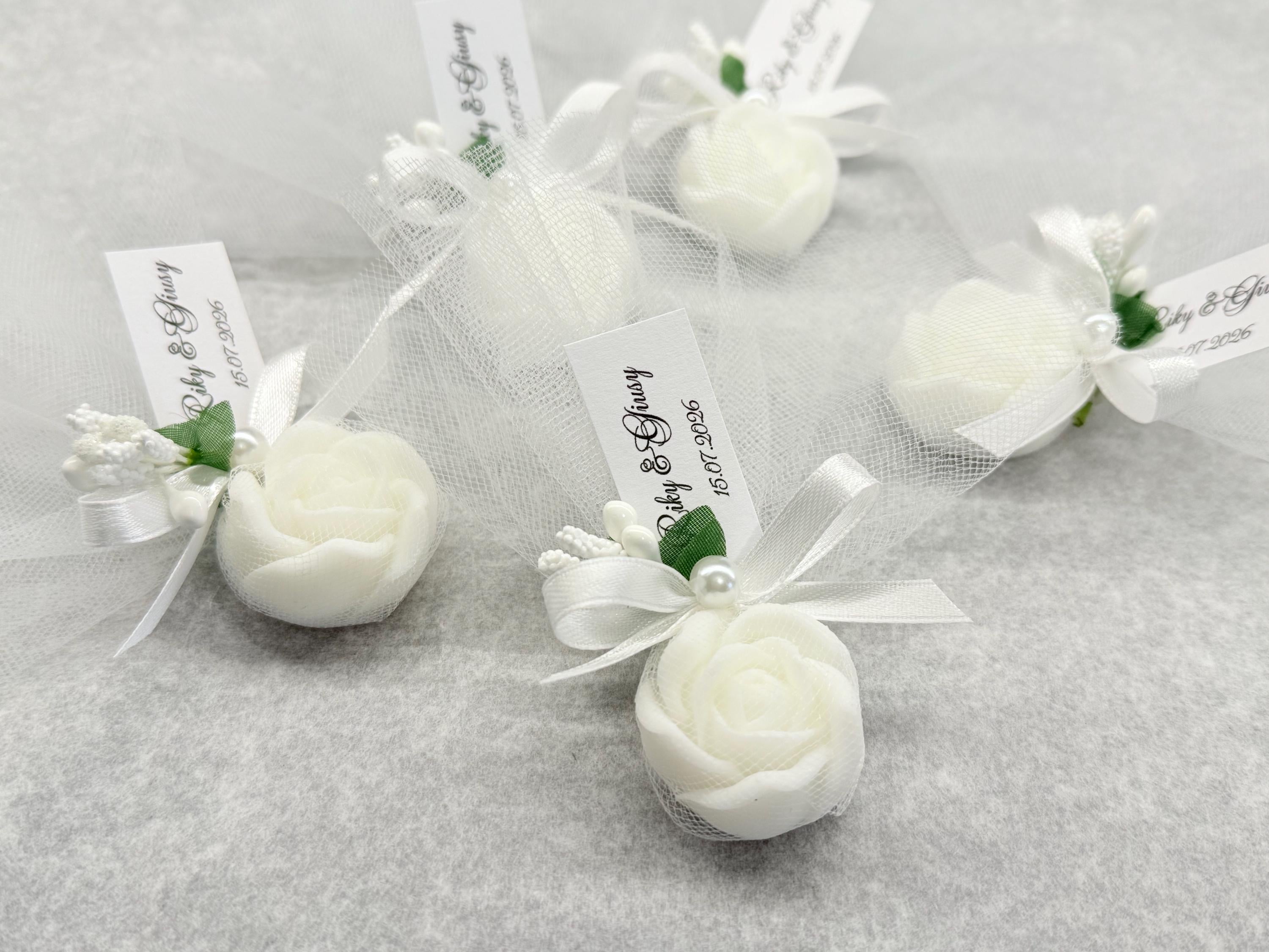 SAVON «ROSE» avec tulle et étiquette personnalisée