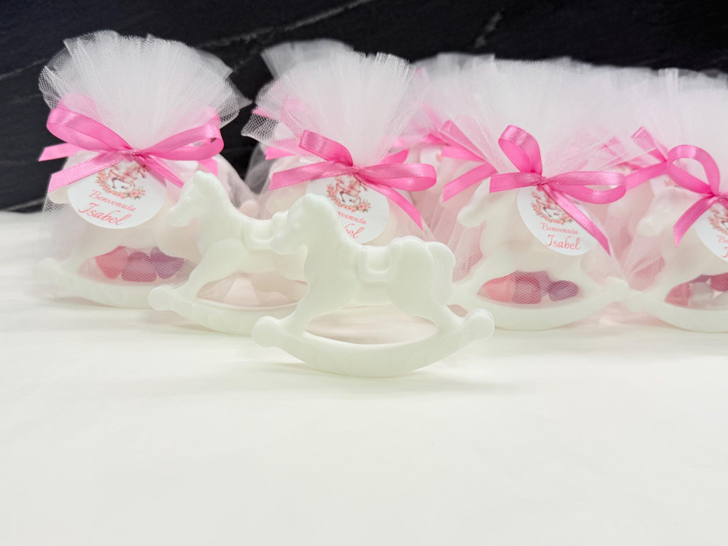 SAVON "CHEVAL À BASCULE" avec 7 dragées cœur, tulle et étiquette personnalisée