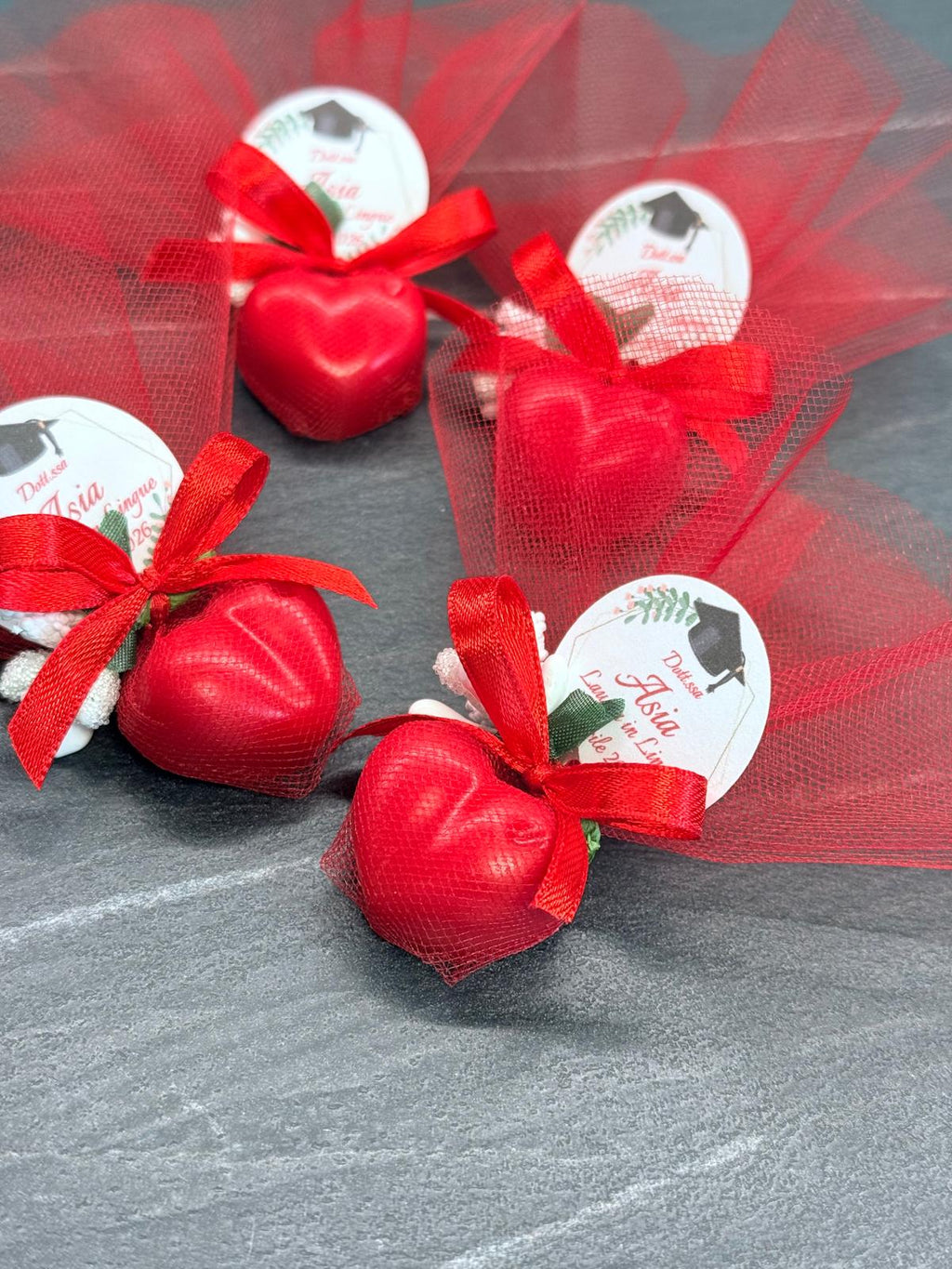 Sapone cuoricino artigianale con tulle – segnaposto personalizzato per laurea