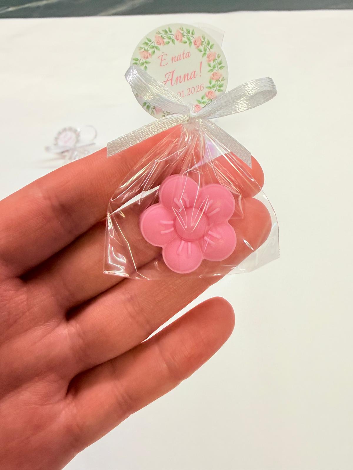 Mini sapone fiorellino profumato in vari colori – bomboniera per battesimo e comunione