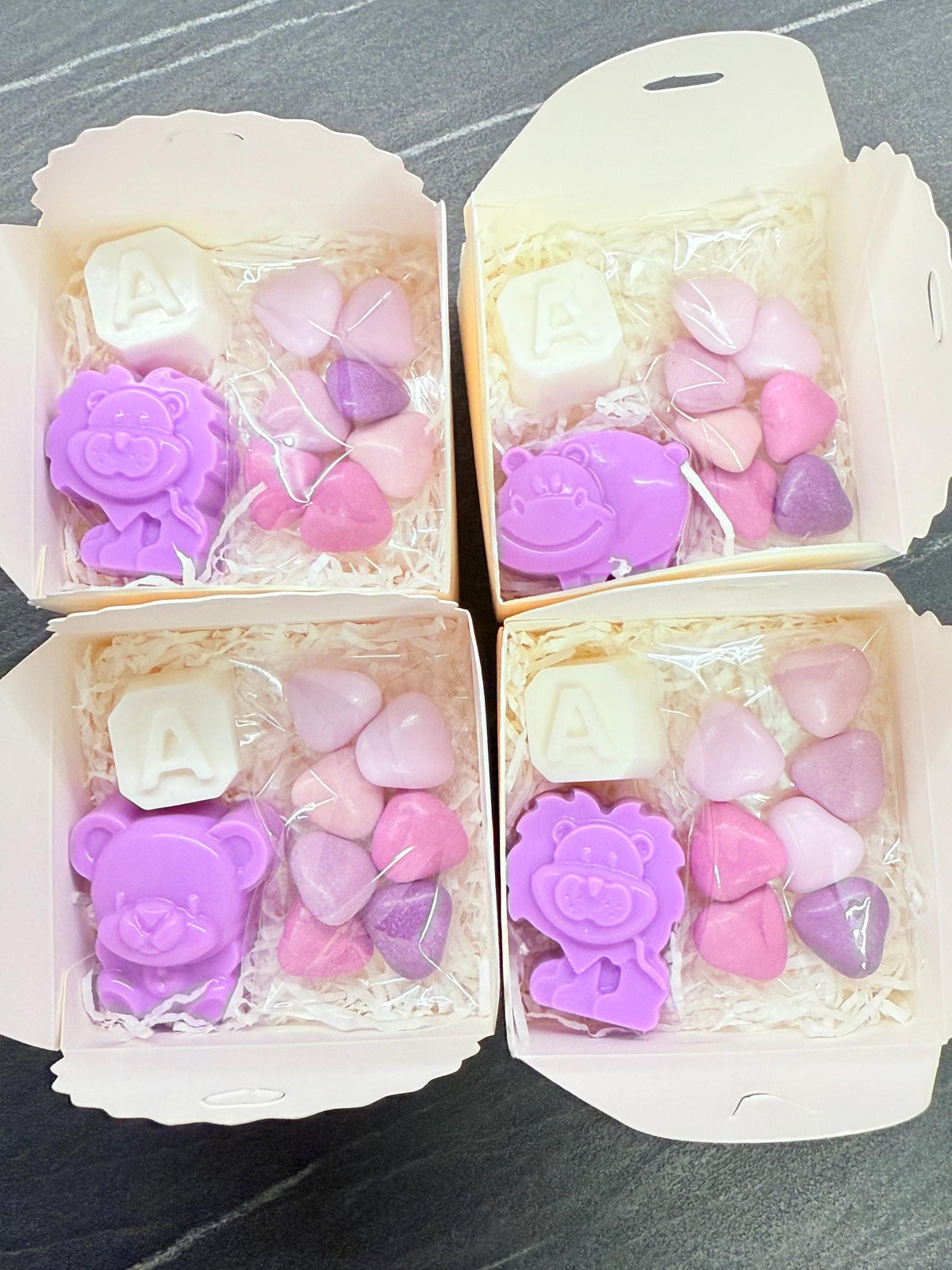 Sapone_animaletti_lettera_scatola_confetti_cuoricino_tag_personalizzato_bomboniera_battesimo