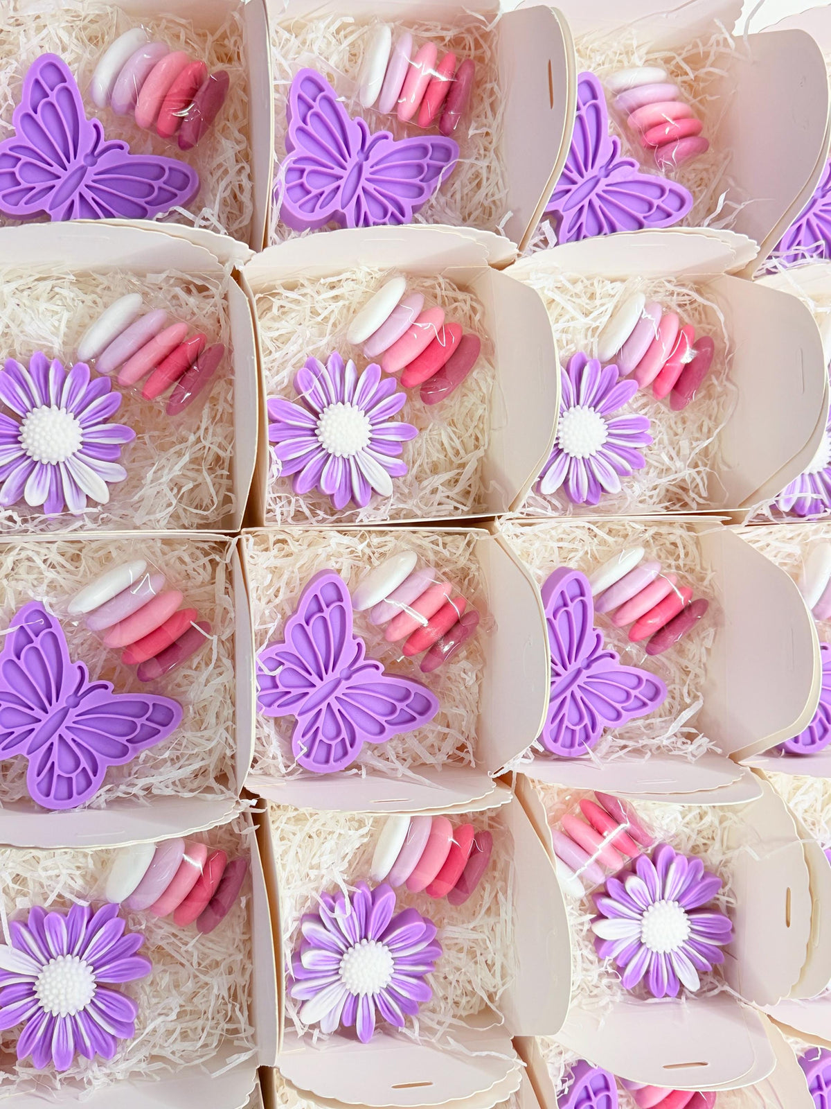 Mix sapone farfalla e margherita con scatola, nastro e tag personalizzato – bomboniera per battesimo e nascita