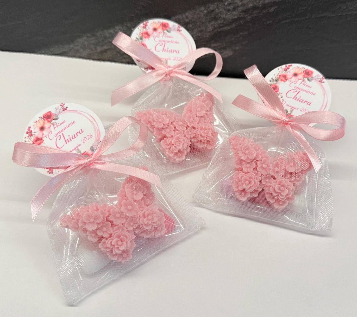 Sapone farfalla artigianale con sacchetto di organza, confetti cuoricino e tag personalizzato – bomboniera per matrimonio