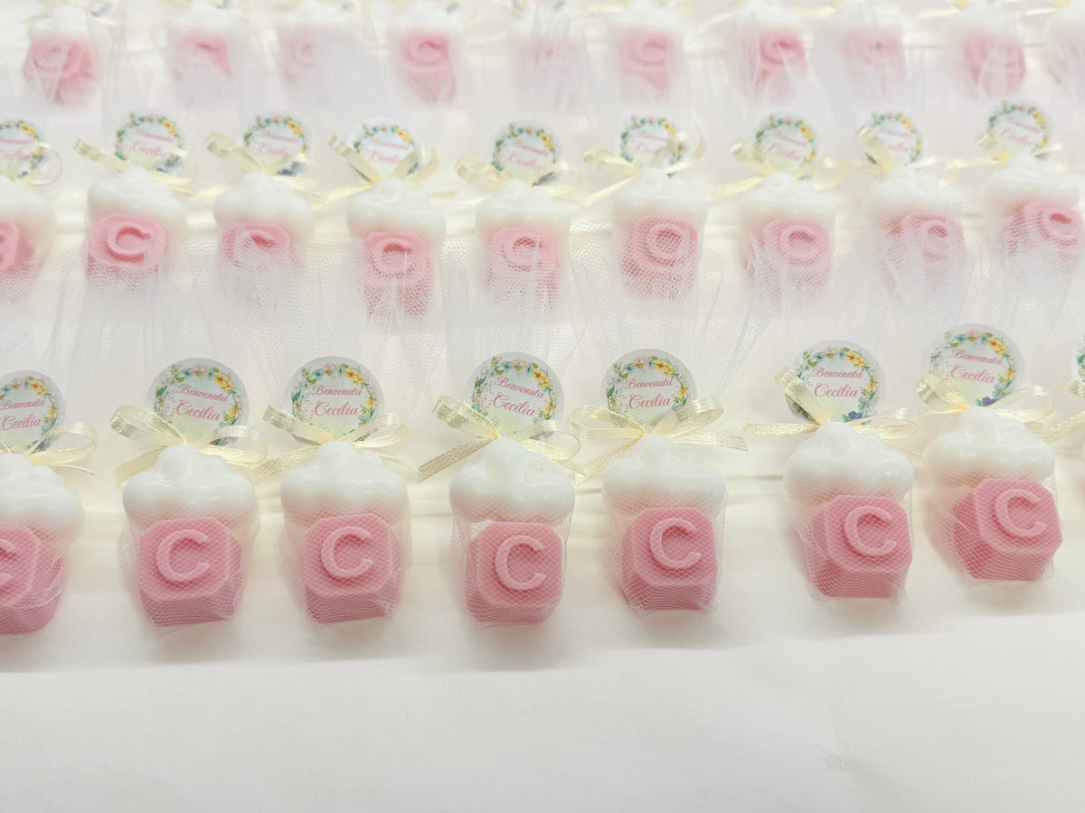Sapone nuvoletta e lettera con tulle e tag personalizzato – bomboniera per battesimo e nascita