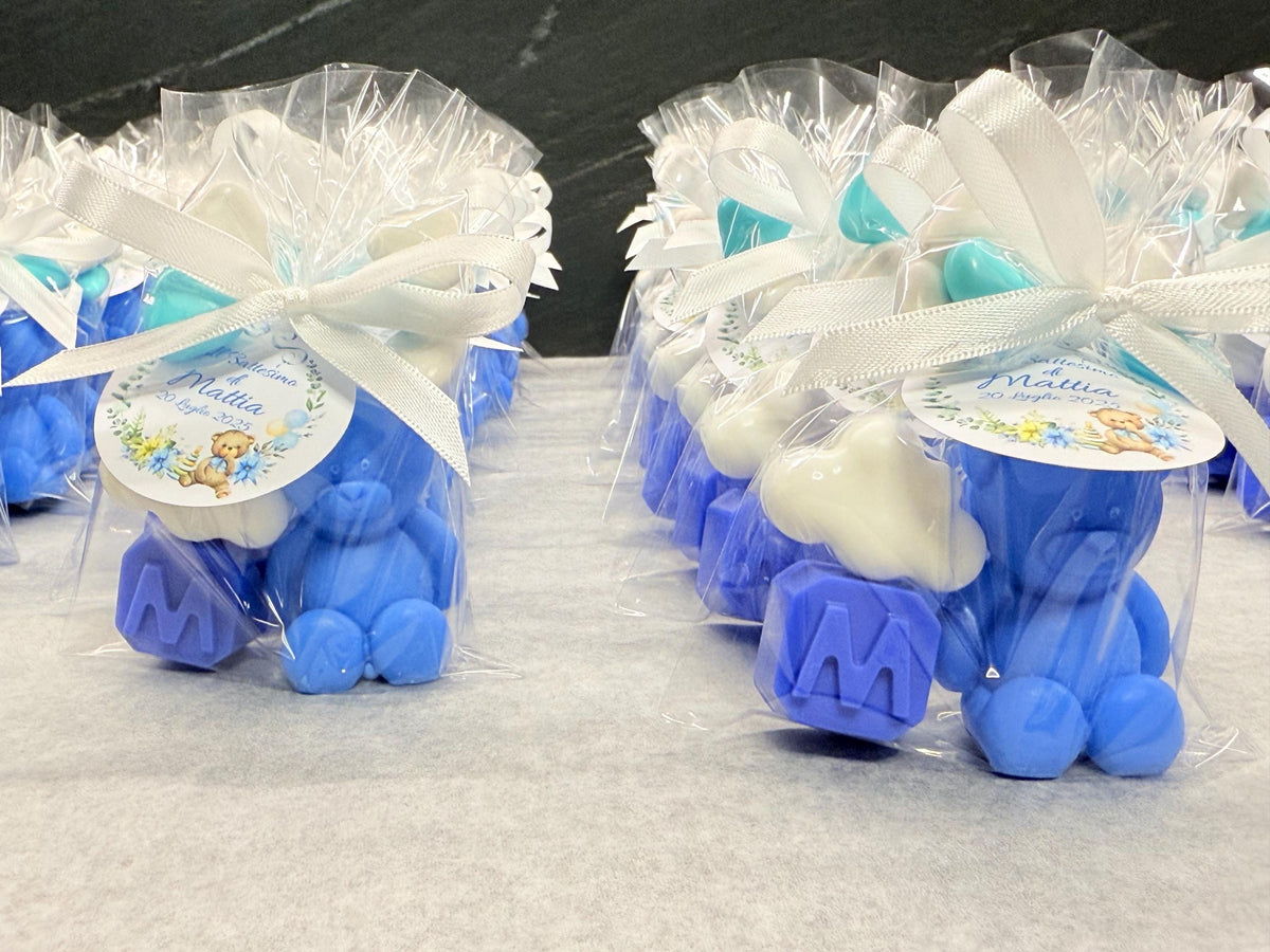Set saponi orsetto, lettera e nuvoletta con confetti cuoricino e tag personalizzato – bomboniera per battesimo
