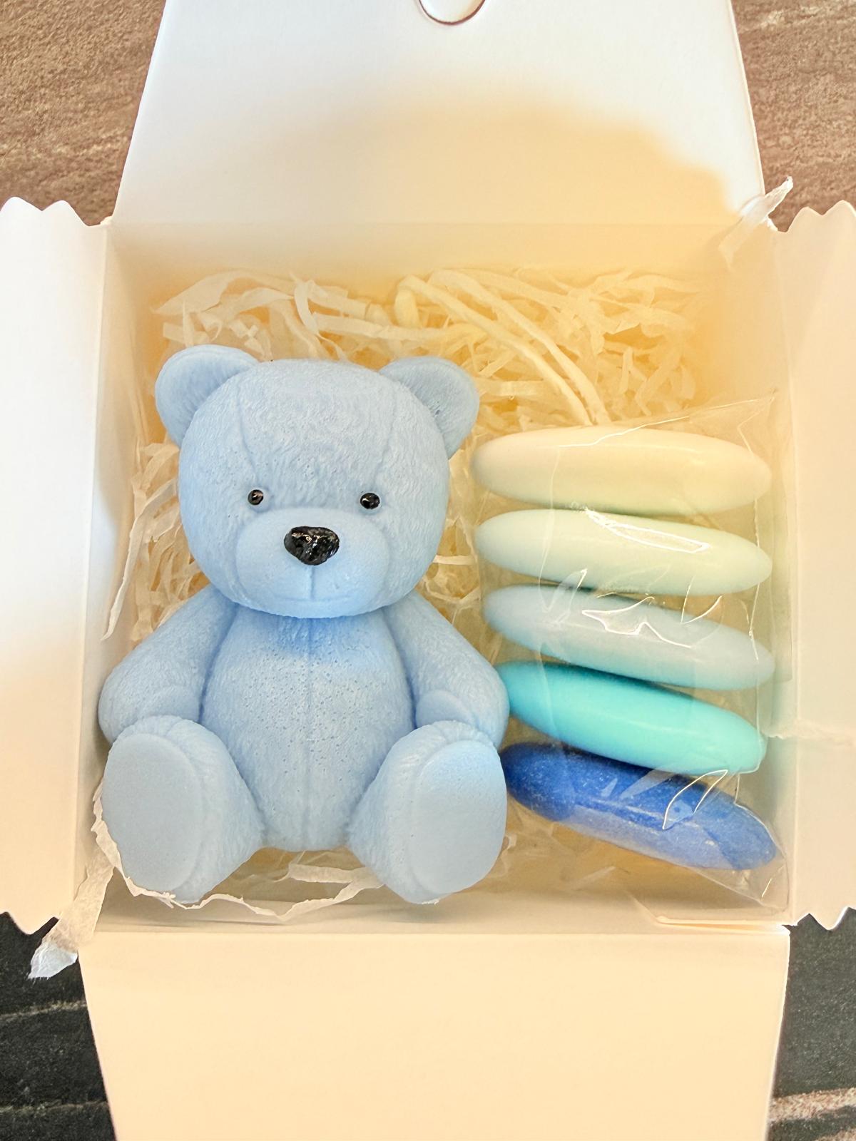 Sapone orsetto peluche con scatola, confetti e tag personalizzato – bomboniera artigianale per battesimo
