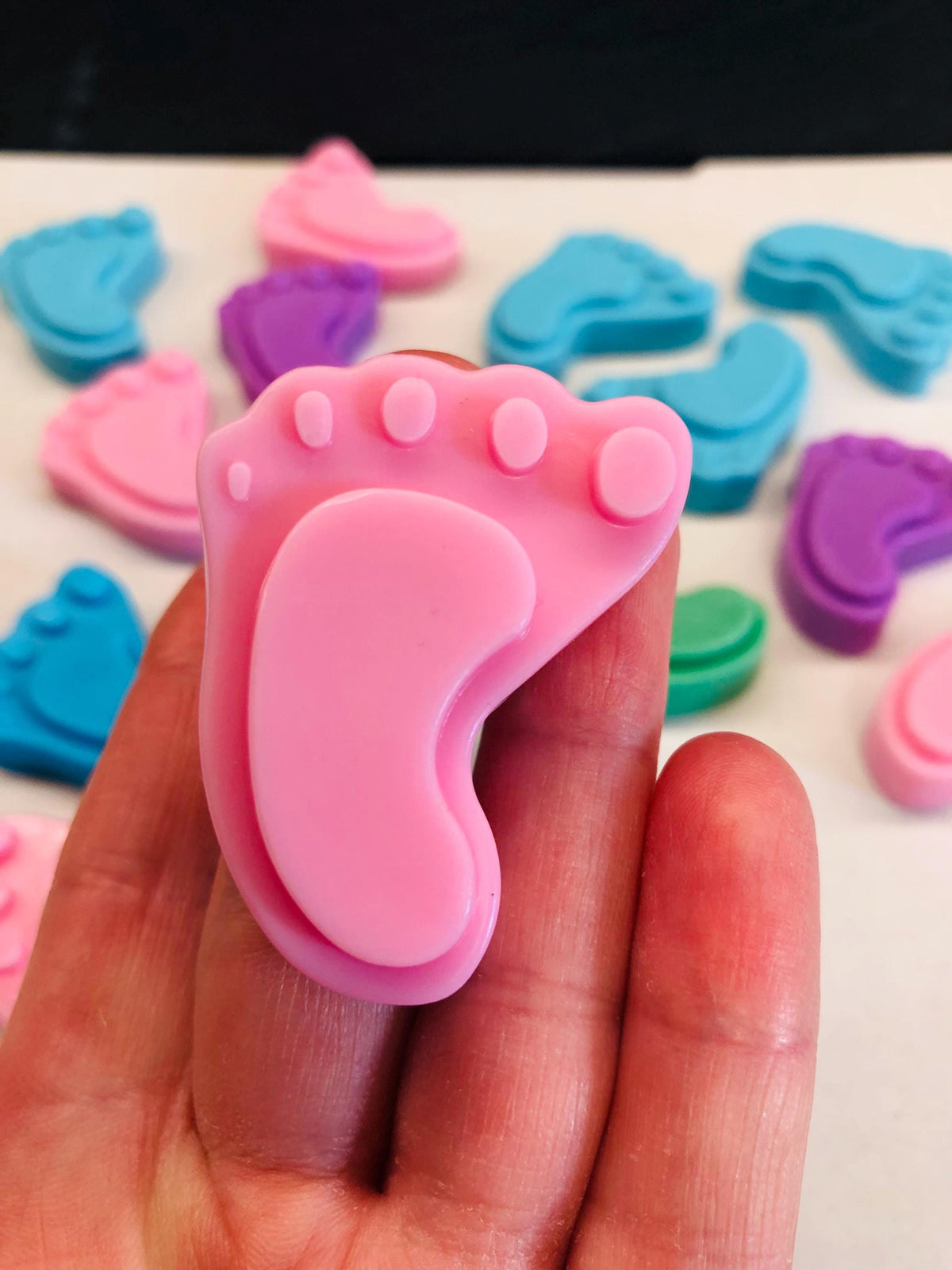 Saponetti a forma di piedino di bambino colorati e profumati – bomboniera baby shower