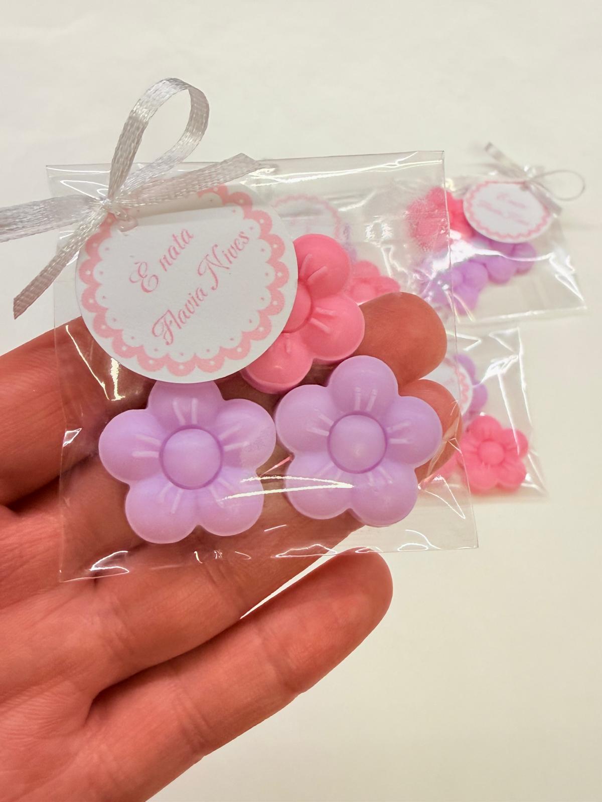 Sapone tris fiorellini con sacchetto trasparente e tag personalizzato – bomboniera per matrimonio