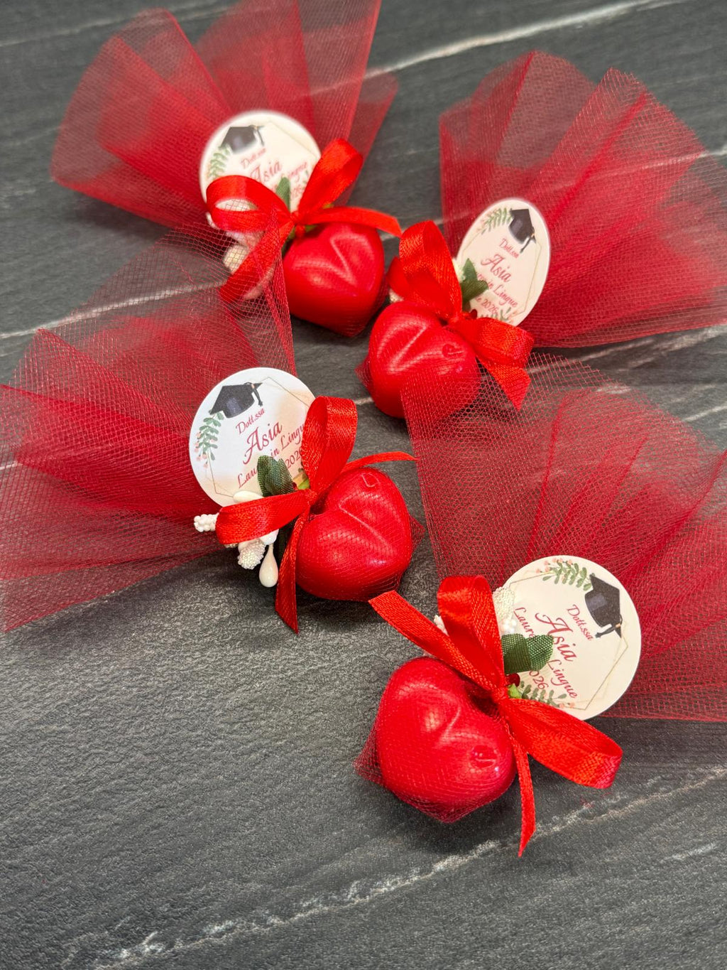 Mini sapone cuoricino rosso con tulle e tag personalizzato – segnaposto bomboniera per laurea
